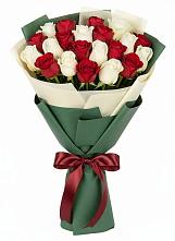 Букет Микс из красных и белых роз в Асбесте