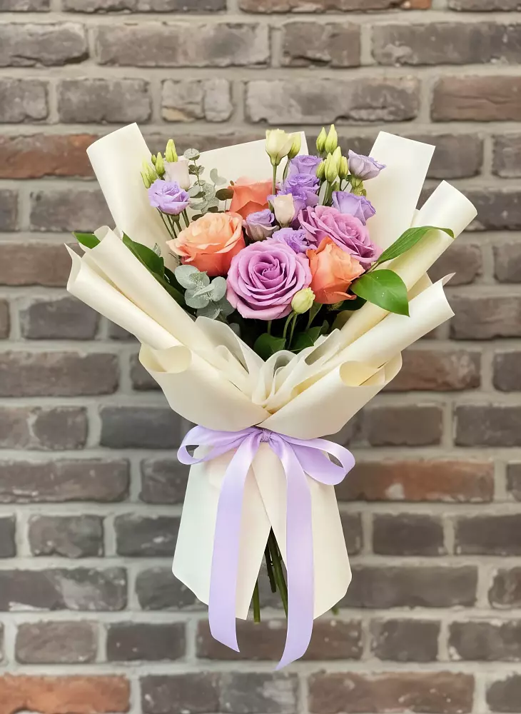 Букет цветов из: Лизиантусы и Розы в Асбесте