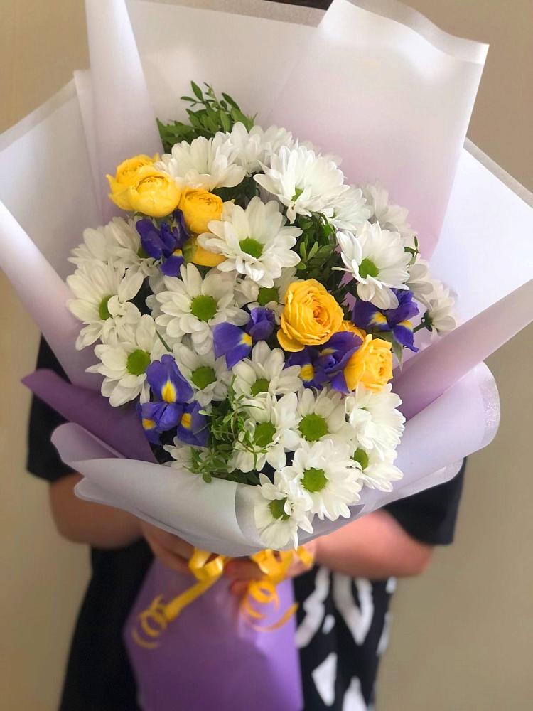Букет цветов из: Ирисы, Хризантемы и Розы в Асбесте