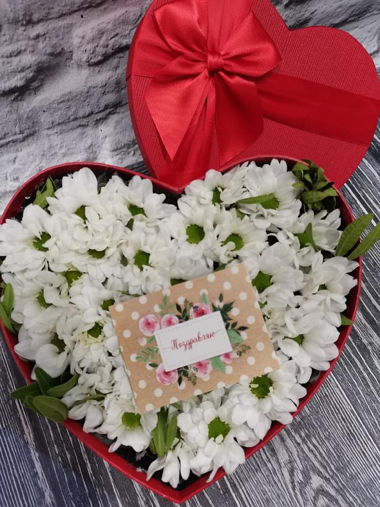 Цветочная композиция из Хризантемы в виде сердца в Асбесте